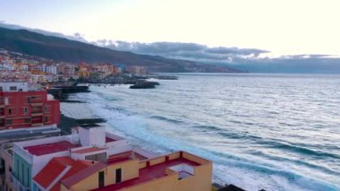 Candelaria Havadan Görünümü - Şehir ve adanın başkenti yakınlarındaki Atlantik Okyanusu kıyıları - Atlantik kıyısında Santa Cruz de Tenerife. Tenerife, Kanarya Adaları, İspanya