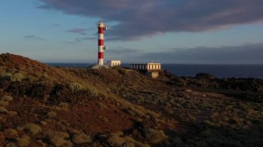 Tenerife, Kanarya Adaları, İspanya gün batımında deniz feneri Faro de Rasca yükseklikten görünümü. Atlantik Okyanusu'nun Vahşi Kıyısı