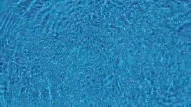 Havuz yüzeyinde bir drone en iyi görünümü