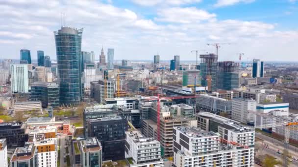 Вид з висоти на Варшавське бізнес-центр, хмарочоси, будівлі, будівельні крани та міський пейзаж. Цейтраферна — стокове відео