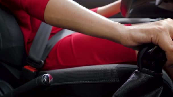 Close-up de mulher motorista em mudanças de vestido vermelho engrenagens durante a condução — Vídeo de Stock