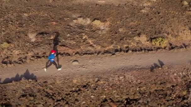 Вид з повітря на жінку біжить уздовж природного заповідника на сході сонця. Здоровий активний спосіб життя — стокове відео