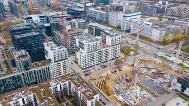 Hiperlapso aéreo de grúas de construcción y construcción de edificios en el centro de Varsovia, Polonia — Vídeos de Stock