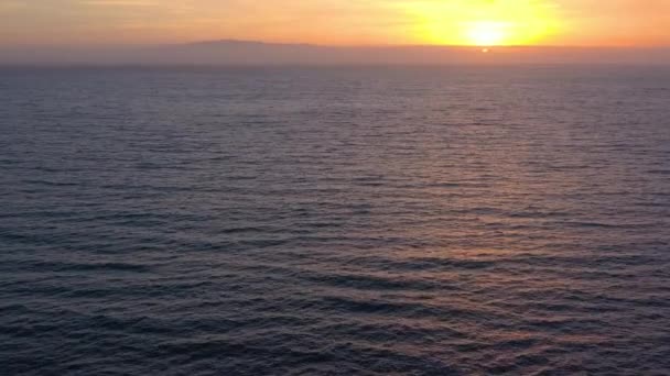 Vista aérea do Oceano Atlântico no fundo de um belo pôr-do-sol — Vídeo de Stock