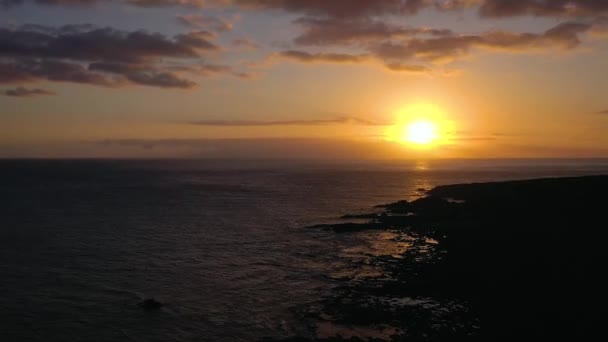 Vista desde la altura de la silueta del faro Faro de Rasca al atardecer en Tenerife, Islas Canarias, España. Costa Salvaje del Océano Atlántico. Disparo a diferentes velocidades: normal y rápido — Vídeos de Stock