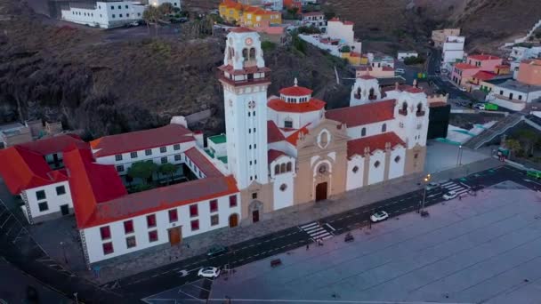 Vista do alto da Basílica e da paisagem urbana em Candelaria, perto da capital da ilha Santa Cruz de Tenerife, na costa atlântica. Tenerife, Ilhas Canárias, Espanha — Vídeo de Stock