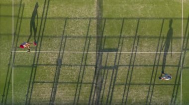 İnsanların tenis oynarken tenis kortunun yüksekliğinden görünümü