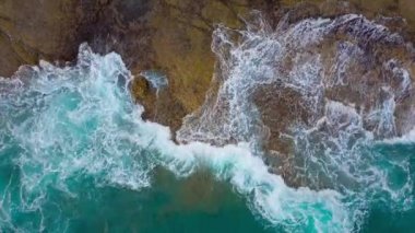 Atlas Okyanusu'ndaki çöl taşlı sahilinin en iyi manzarası. Tenerife adasının sahili. Kıyıya ulaşan deniz dalgalarının havadan drone görüntüleri
