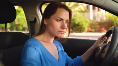 Kadın kızgın ve üzgün, çünkü arabası bozuldu.