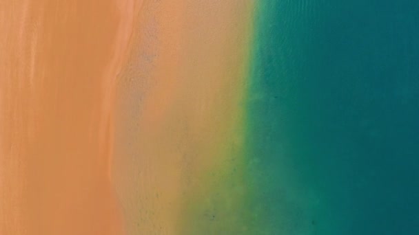 Vista aérea de la arena dorada de la playa Las Teresitas y aguas turquesas del Océano Atlántico, Tenerife, Canarias, España — Vídeo de stock