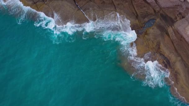 대서양에 사막 돌 해안의 최고 보기. 테네리페 섬의 해안. 해안에 도달하는 바다 파도의 공중 무인 항공기 영상 — 비디오