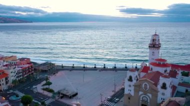 Bazilika ve ada - Santa Cruz de Tenerife Atlantik kıyısında başkenti yakınındaki Candelaria yılında townscape yükseklikten görüntüleyin. Tenerife, Kanarya Adaları, İspanya