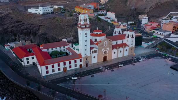 Vista desde la altura de la Basílica y del paisaje urbano de Candelaria, cerca de la capital de la isla Santa Cruz de Tenerife, en la costa atlántica. Tenerife, Islas Canarias, España — Vídeo de stock