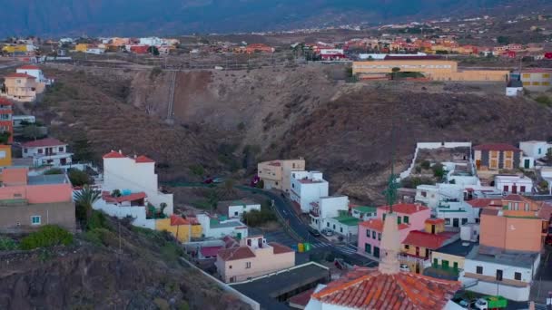 Bazilika ve ada - Santa Cruz de Tenerife Atlantik kıyısında başkenti yakınındaki Candelaria yılında townscape yükseklikten görüntüleyin. Tenerife, Kanarya Adaları, İspanya — Stok video