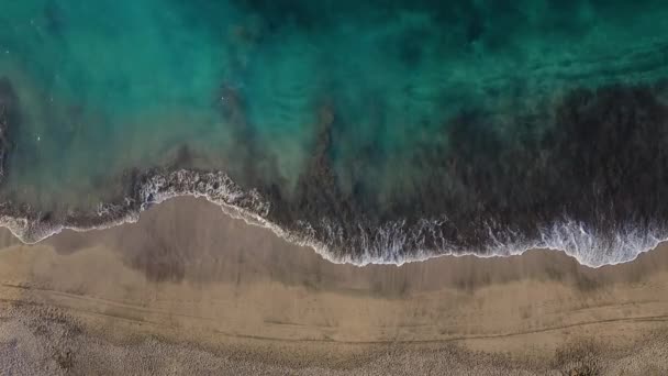 Вид сверху на пустынный черный пляж на Атлантическом океане. Берег острова Тенерифе. Запись с воздушного беспилотника морских волн, достигших берега — стоковое видео