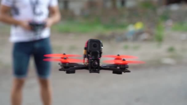 Piloto masculino maneja dron estilo libre FPV en vuelo — Vídeo de stock