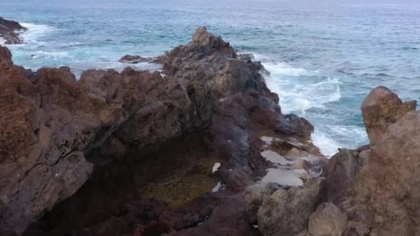 Klippiga stranden av ön Teneriffa. Aerial Drone bilder av havsvågor når stranden — Stockvideo