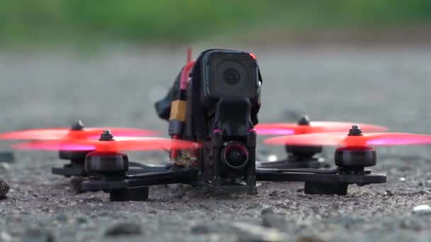 Slow Motion av FPV Freestyle Drone lyfter och blåser damm och skräp runt sig själv — Stockvideo