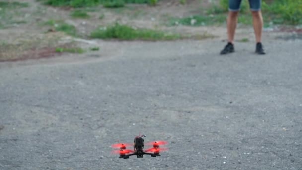 Piloto masculino gerencia drone estilo livre FPV e faz um backflip no ar. Movimento lento — Vídeo de Stock