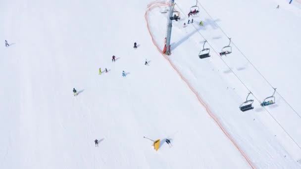 滑雪坡道的空中超降 - 滑雪缆车、滑雪者和滑雪板爱好者下山 — 图库视频影像