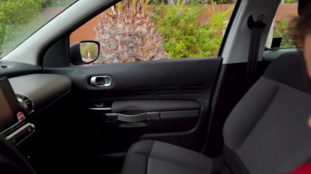 Mujer en vestido rojo está enojado y molesto, porque su coche se rompió — Vídeos de Stock