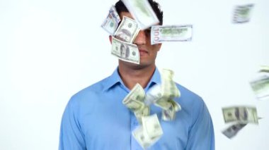 Beyaz bir arka plan üzerinde duran Arap adam yavaş hareket, ve dolar banknotları bir sürü aniden farklı taraftan ona atılır