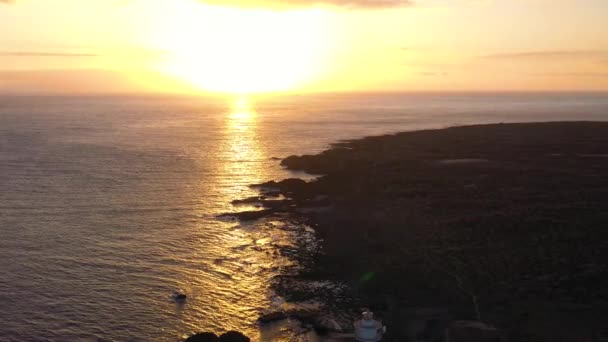 Вид с высоты маяка Faro de Rasca на закате на Тенерифе, Канарские острова, Испания. Дикое побережье Атлантического океана — стоковое видео