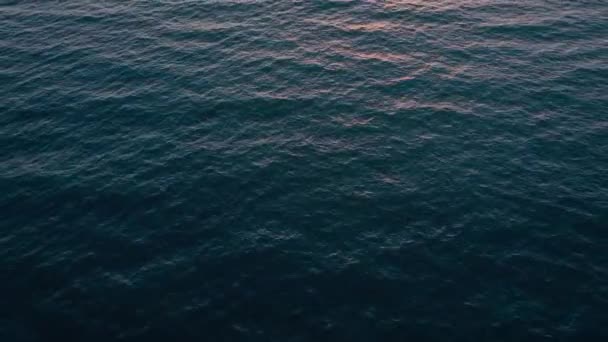 Vista aérea da superfície do Oceano Atlântico no fundo de um belo pôr do sol — Vídeo de Stock