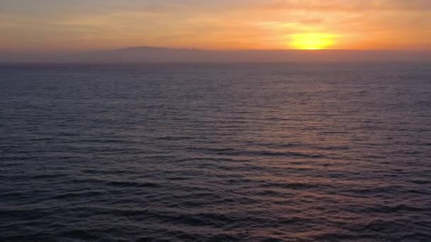 Luchtfoto van het oppervlak van de Atlantische Oceaan op de achtergrond van een prachtige zonsondergang — Stockvideo