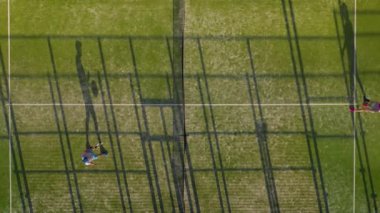 İnsanların tenis oynarken tenis kortunun yüksekliğinden görünümü