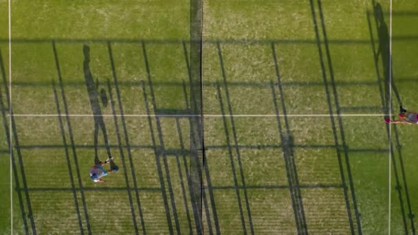 Utsikt från höjden av tennisbana där människor spelar i tennis — Stockvideo