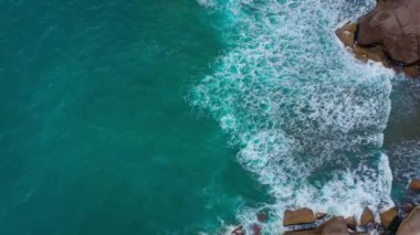 Atlas Okyanusu'ndaki çöl taşlı sahilinin en iyi manzarası. Tenerife adasının sahili. Kıyıya ulaşan deniz dalgalarının havadan drone görüntüleri