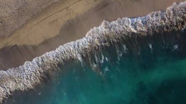 Atlantik Okyanusu 'ndaki çöl manzarası. Tenerife adasının kıyısında. Deniz dalgalarının kıyıya ulaşan hava aracı görüntüleri.