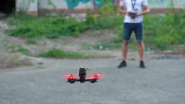Erkek pilot Fpv serbest drone yönetir ve havada bir backflip yok