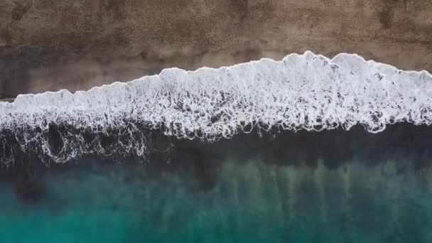 大西洋上の砂漠のビーチのトップビュー。テネリフェ島の海岸。海岸に到達する海の波の空中ドローン映像 — ストック動画