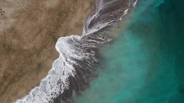 Blick von oben auf den Wüstenstrand am Atlantik. Küste der Insel Teneriffa. Drohnenaufnahmen von Meereswellen, die die Küste erreichen — Stockvideo