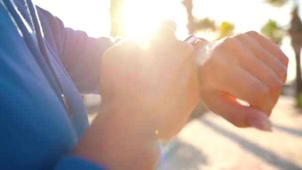 Smartwatch. Femme utilisant une montre intelligente. Gros plan de l'écran tactile tactile féminin sur la montre, entrant dans l'application de montre avant de courir — Video