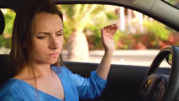 Женщина злится и расстроена, потому что ее машина сломалась — стоковое видео