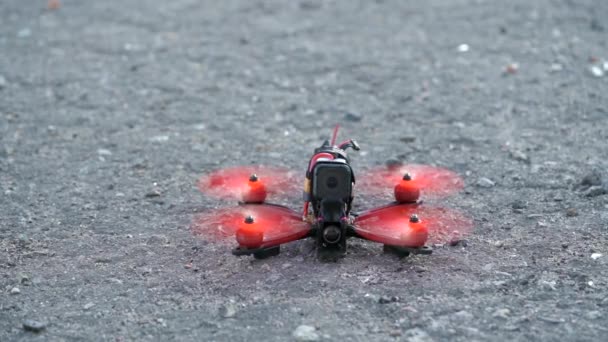 Un pilote masculin décolle d'un drone freestyle FPV en l'air. Mouvement lent — Video