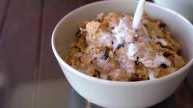 Lezzetli kahvaltı - süt mısır gevreği ve çikolata parçacıkları ile bir kase içine dökülür