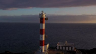 Tenerife, Kanarya Adaları, İspanya gün batımında deniz feneri Faro de Rasca, doğa rezerv ve karanlık bulutların yüksekliği görünümü. Atlantik Okyanusu'nun Vahşi Kıyısı