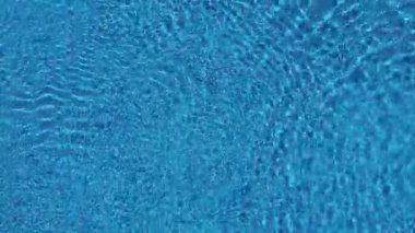 Havuz yüzeyinde bir drone en iyi görünümü