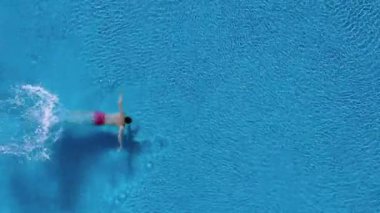 Bir adam dalışlar havuza ve altında yüzüyor gibi en baştan görüntülemek su
