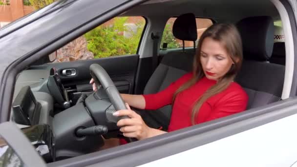 Vrouw in rode jurk is boos en boos, omdat haar auto brak — Stockvideo