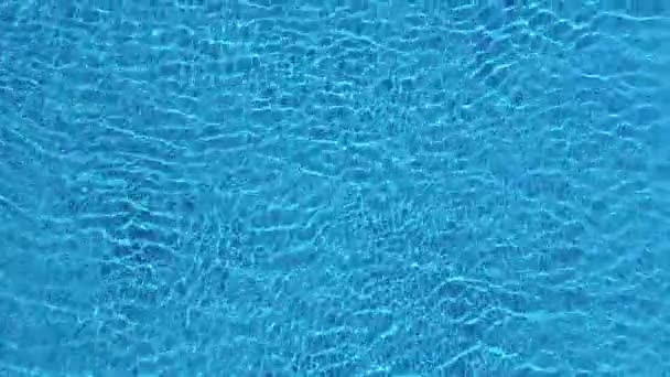 Widok z góry z drona nad powierzchnią basenu — Wideo stockowe
