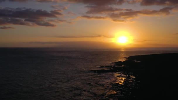 Tenerife, Kanarya Adaları, İspanya gün batımında deniz feneri Faro de Rasca, doğa rezerv ve karanlık bulutların yüksekliği görünümü. Atlantik Okyanusu'nun Vahşi Kıyısı — Stok video