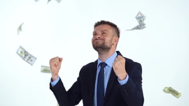Slow Motion van formeel geklede man is blij met het feit dat veel dollar rekeningen op hem vallen — Stockvideo