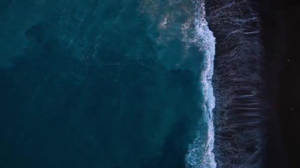 Atlantik Okyanusu'ndaki çöl siyah plajının en iyi manzarası. Tenerife adasının sahili. Kıyıya ulaşan deniz dalgalarının havadan drone görüntüleri — Stok video