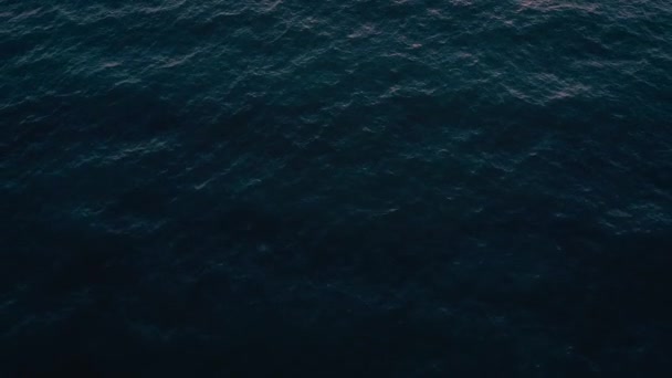 Fliegen über die blaue Oberfläche des Meeres oder Ozeans — Stockvideo