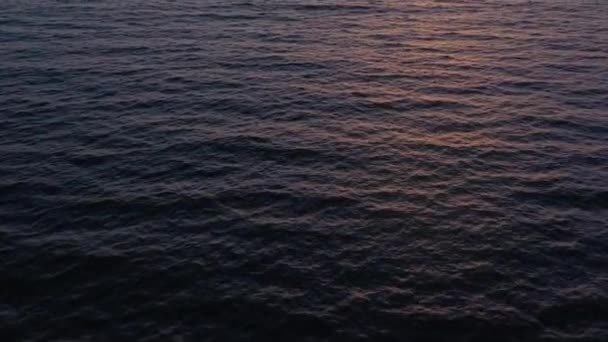 Вид с воздуха на поверхность Атлантического океана на фоне красивого заката — стоковое видео